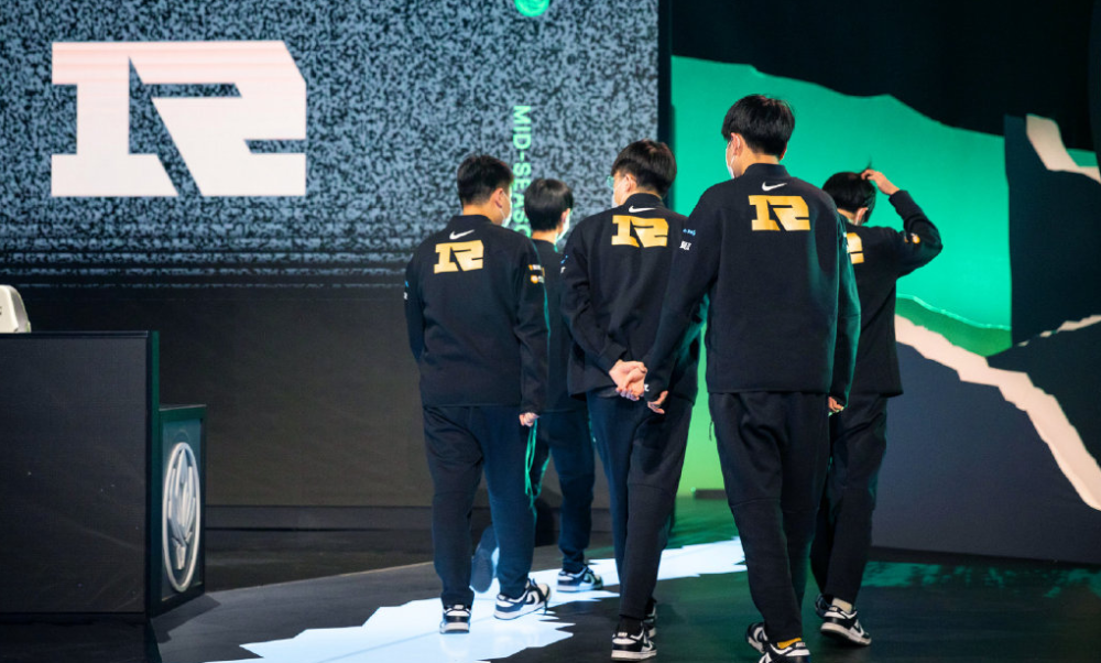 开云体育平台APP-RNG横扫T1，Scout关键团战开团秒人激烈交锋小组赛，锁定晋级资格