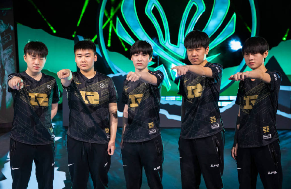 RNG横扫T1，Scout关键团战开团秒人激烈交锋小组赛，锁定晋级资格