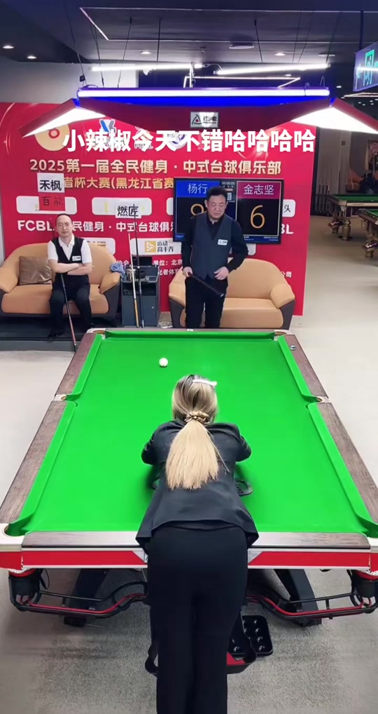 选手们精湛的技艺获得裁判一致好评,表现亮眼 选手们精湛的技艺获得裁判一致好评,表现亮眼