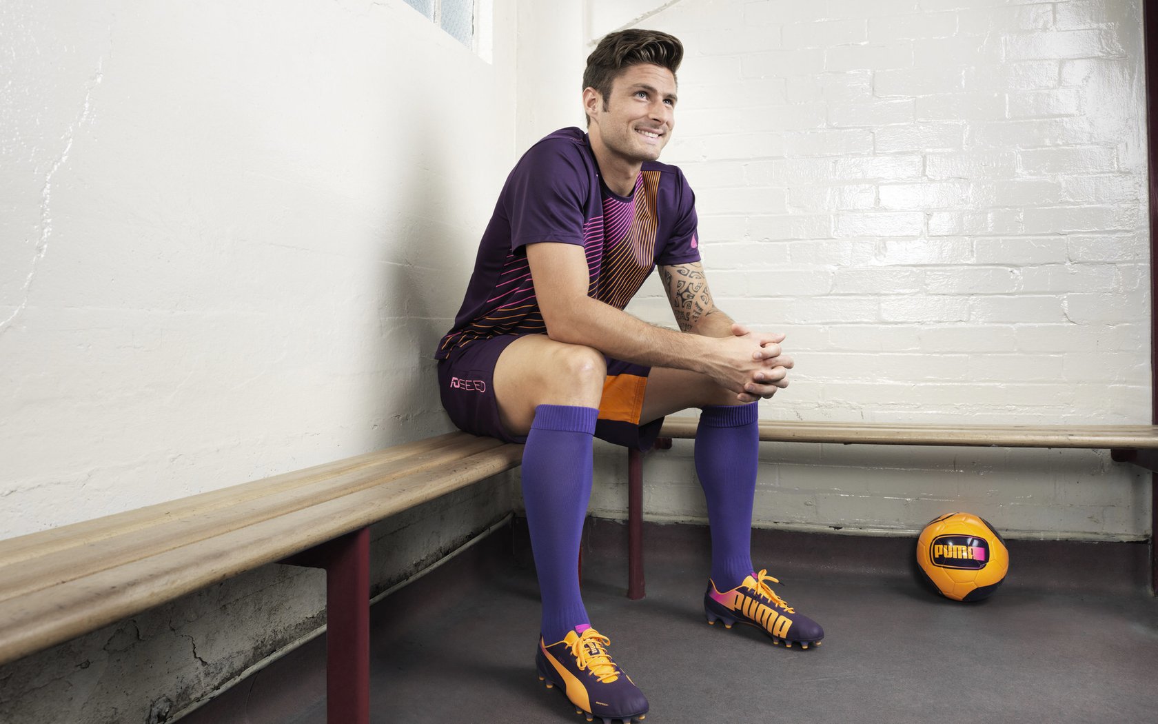 开云体育入口-F1街道赛之夜，苏亚雷斯个人能力完美绽放，诠释赛车艺术的巅峰